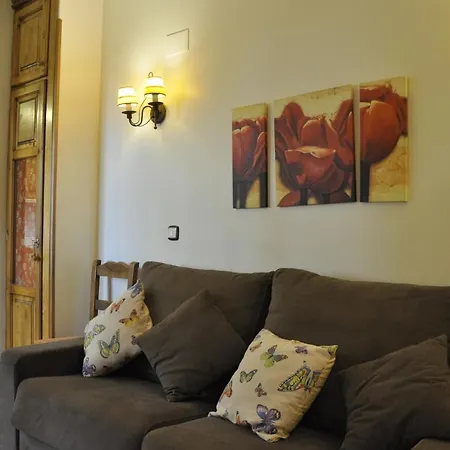 Los Pirineos Apartment *