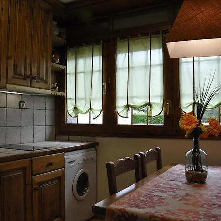 Los Pirineos Apartment *