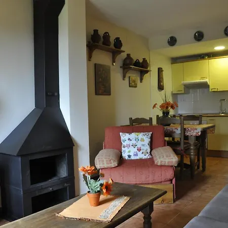 Los Pirineos Apartment *