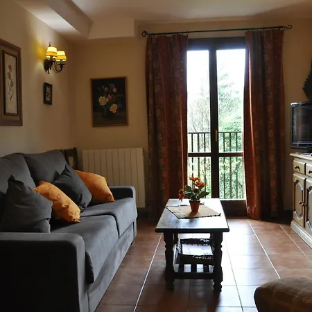 Los Pirineos Apartment *